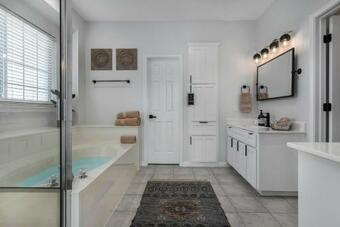 New Austin Hill Country Charmer W/ Pool On 1 Acre