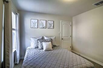 Updated Family Home With Yard 6 Mi To Seaworld