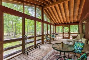 Cabin W Hot Tub, River, Kayak, Wifi, & Fire Pit