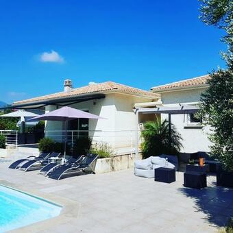 Villa Contemporaine �quip�e D'une Piscine Proche De La Plage