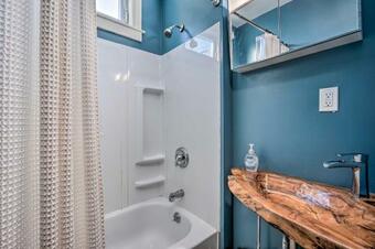 North Adams Retreat About 6 Mi To Pine Cobble Mtn