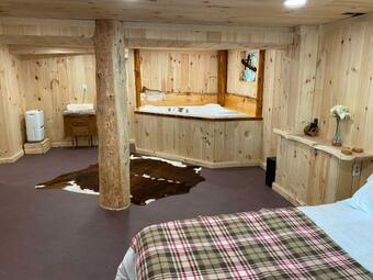 Villa Romantic Artistic Retreat With Adirondack Suite