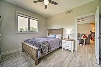 Modern Apartment With Deck 3 Mi To Grass Lake!