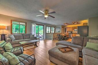 Family Getaway With Deck Quarter Mi To Torch Lake!