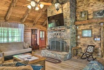 Picturesque Log Cabin Less Than 1 Mile To Table Rock Lake!