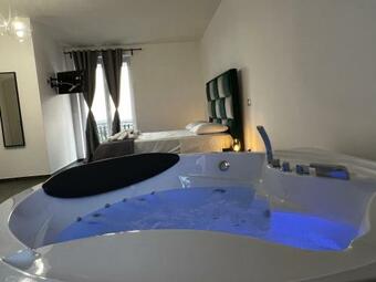 Hostal Habitat Luxury Suites