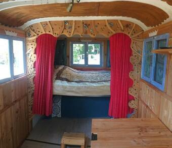 La Roulotte Et La Cabane De La Colline Seive