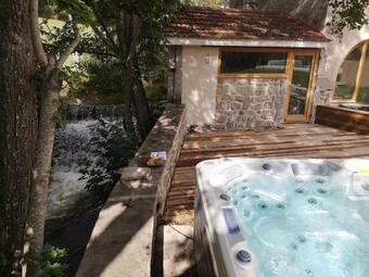 La Chapelle Moulin Travers�e Par L'eau Jacuzzi Piscine Class� 5 �toiles