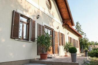 Hostal Szarvas Apartman - Jakuzzis Vend�gh�z M�ny