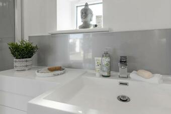 2-bedroom Holiday Home With Parking