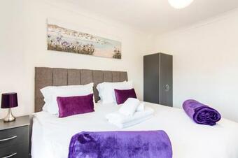 2 Bed House, Wifi, Dishwasher And Garden. Long Stay Discounts