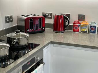 Brand New Luxury 2 Bed Apartment In The Heart Of Hatfield; Allocated Onsite Parking; Super Fast Wifi; Close To Galleria, Harry Potter World, University Of Hertfordshire, London Heathrow Airport