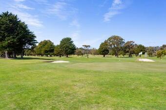 A Romantic 2 Bedroom Shack With Hot Tub