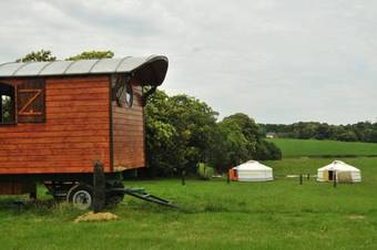 Agroturismo Yourtes Et Roulottes De La La�ta