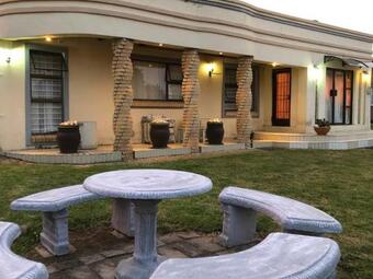 Bed & Breakfast Reemaros Guest House