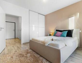 Sunflower - Modern Large Charming Apartment With Balcony