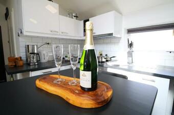Bright & Spacious Apartment In Kinna Center