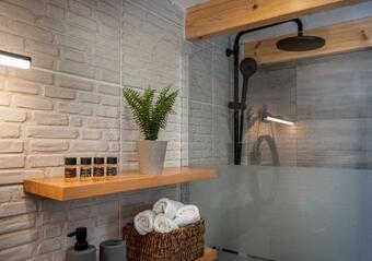 Lotza Traditional House Salakos