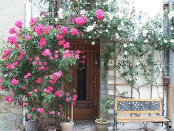 Entre Mers Et Montagnes: Maisonnette De Village Non Loin De Lacs, Soleil Et Campagne
