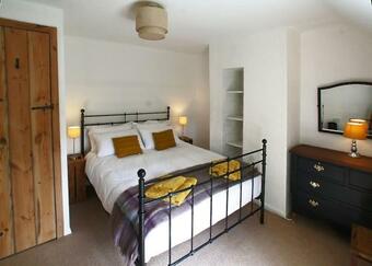 Cozy Cottage Overlooking Fields, Upwell