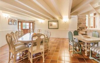 Six-bedroom Holiday Home In Cernedo