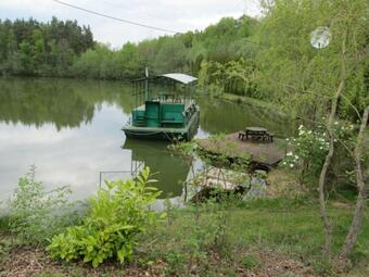 Le Bateau Sur Lac Priv� De 2 Hectares Poissonneux Au Milieu Des Bois