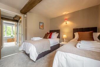 Heavenly 16th Century Cottage In Pretty Rural Village - Swan's Nest