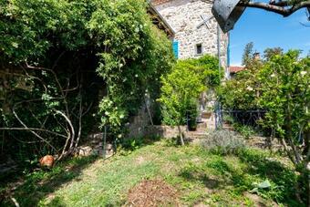 La Maison Aux Volets Bleus