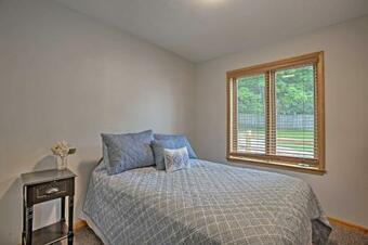 Cedar Home With Fire Pit And Grill About 3 Mi To Lakes