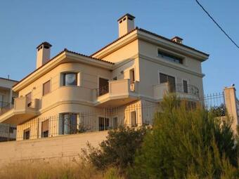 Apartment With A Garden, Bbq And A Swimming Pool.