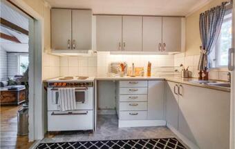 Beautiful Home In Hen�n With 4 Bedrooms