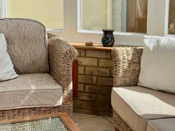 Quaint 2 Bedroom Cottage With Parking