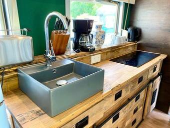 Gleis 1, Auszeit Im Eisenbahn Waggon Mit Whirlpool