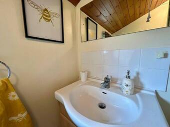 Bumble Bee Cabin