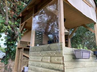 Cabane Bivouac � L'ombre Des Ch�nes