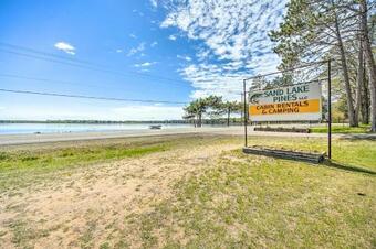 Stone Lake Cabin With Private Deck And Fire Pit!