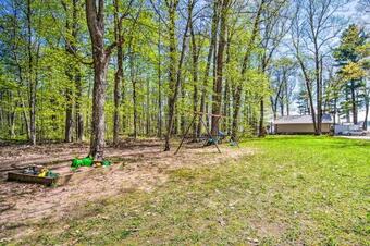 Rustic Cabin With Fire Pit, Steps To Sand Lake!