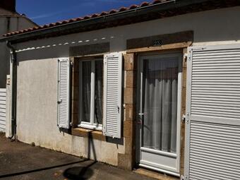 Maison Saint-mathurin, 1 Pi�ce, 2 Personnes - Fr-1-197-546