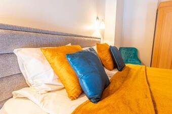 Daily Apartments - Split Level Apartment Near Port