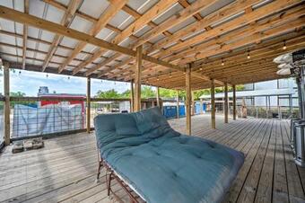 Pet-friendly Harper Farmhouse With Large Deck!