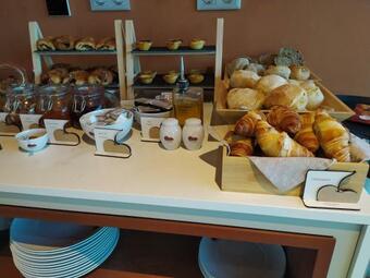 Cherry Sculpture Hotel