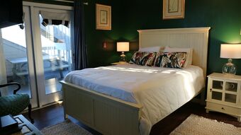 Tavern On The Bay Hotel & Marina