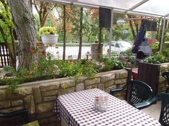 Bed & Breakfast Garden Etterem K�v�z� �s Panzi� Tahit�tfal�