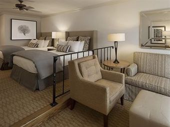 Hotel Pelican Inn & Suites