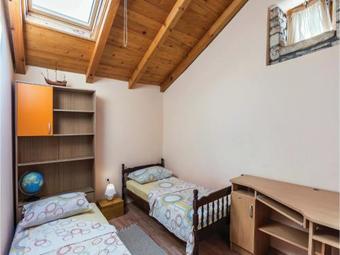 Three-bedroom Apartment In Svetvincenat