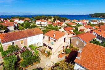 Hostal Apartments With A Parking Space Ugljan - 8469