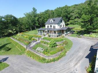 Bed & Breakfast Breezy Hill Inn