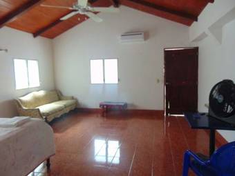 Hotel Island Guesthouse & Caf�