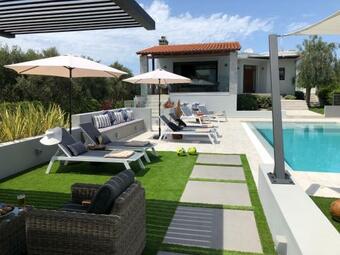 Villa Ampelaki - With Heated Pool