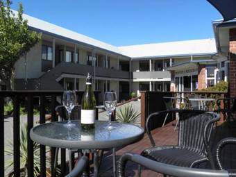 Centennial Court Motor Inn